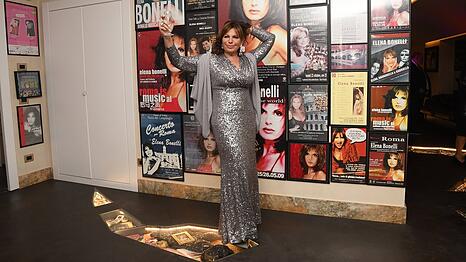 Zwischen Plattencovern und Preisen: Elena Bonelli in ihrer Wohnung an ihrem Geburtstag im vergangenen Jahr.