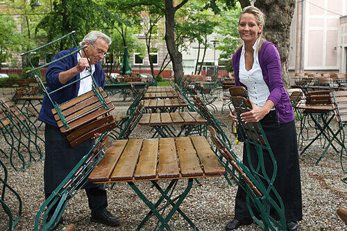 Die Service-Kräfte der Lederer Kulturbrauerei halten den Biergarten in Schuss, um für die sonnigen Tage an Pfingsten gerüstet zu sein.