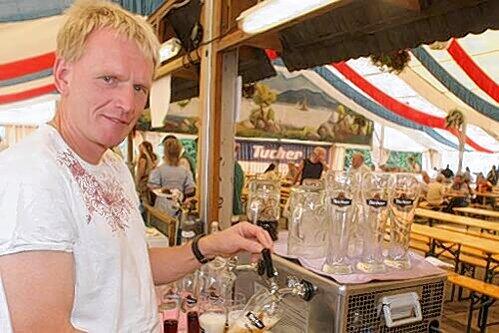 Chef Christian Jakobsen (47) setzt auf die Vernunft der Bierzeltgäste. Er selbst ist unglücklich mit dem Rauchverbot.