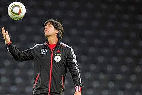 Uhrentrick gegen den Jetlag auf dem Kasachstan-Trip: Bundestrainer Joachim Löw.
