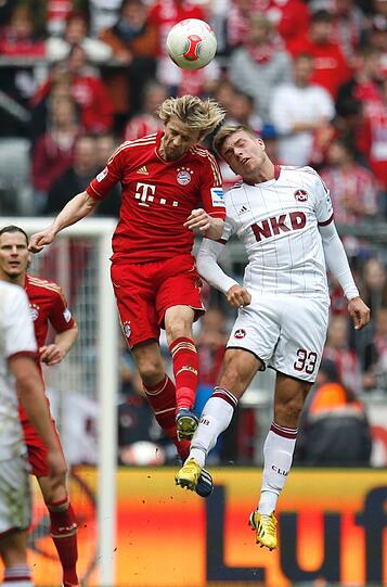 ANATOLIY TYMOSHCHUK: Note 2. Bekam endlich den Startelf-Einsatz, den Heynckes ihm schon vor Wochen versprochen hatte. Organisierte das Mittelfeld gut, gewann wichtige Zweikämpfe, schaltete sich auch mal nach vorne ein. Meiste Ballkontakte auf dem Platz.