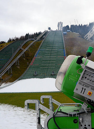 Eine Schneekanone steht am 19.12.2014 im Olympiastadion in Garmisch-Partenkirchen (Bayern). Dort soll am Neujahrstag trotz des bisher milden Wetters ein Skispringen der Vierschanzentournee stattfinden. Foto: Hartmut Reeh/dpa +++(c) dpa - Bildfunk+++