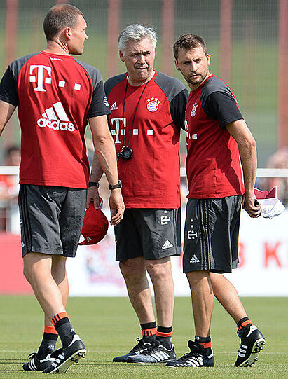 Der neue Coach Carlo Ancelotti und sein Trainerteam stehen auf dem Platz.