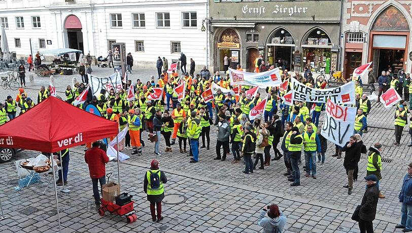 Vorm Rathaus haben sich rund 150 städtische Mitarbeiter zum Warnstreik versammelt.