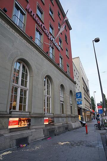 Blutspuren auf der Straße zeugen von dem schrecklichen Vorfall.