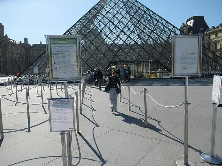 Absperrungen und Anweisungen vor dem Eingang des Louvre.