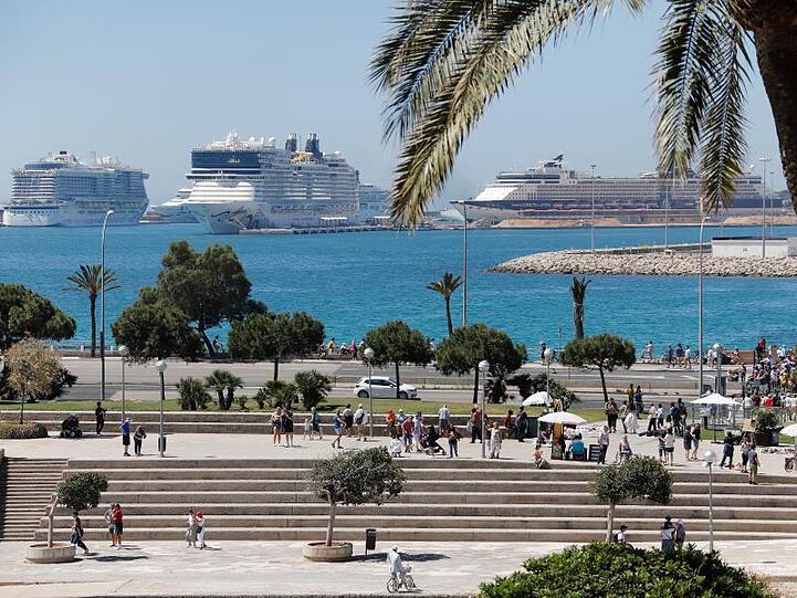 Die drei Kreuzfahrtschiffe "AidaNova", "Norwegian Epic" und "Celebrity Constellation" liegen im Hafen von Palma de Mallorca.