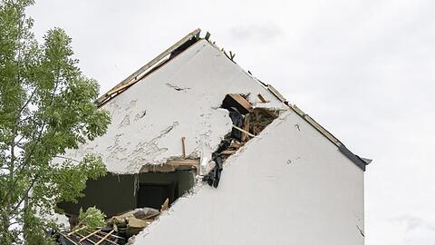 Blick auf ein zerstörtes Haus im belgischen Beauraing, nachdem ein Tornado in der Nacht durch den Ort fegte.