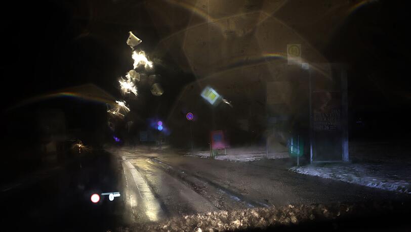 Regen auf kalten Boden verursacht der DWD-Vorhersage zufolge Glatteis im Südosten. (Archivbild)