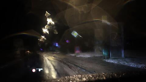 Regen auf kalten Boden verursacht der DWD-Vorhersage zufolge Glatteis im Südosten. (Archivbild)