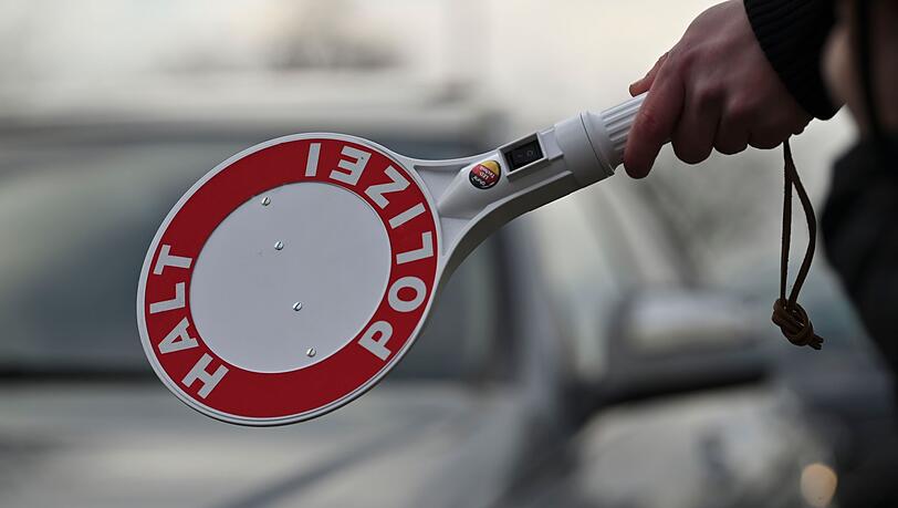 Bei einer Kontrolle auf der Autobahn 8 in Oberbayern stellte die Polizei 10 Kilo Haschisch sicher. (Symbolbild)