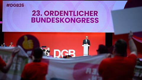 Die Gewerkschafter bereiten dem Kanzler einen eiskalten Empfang.