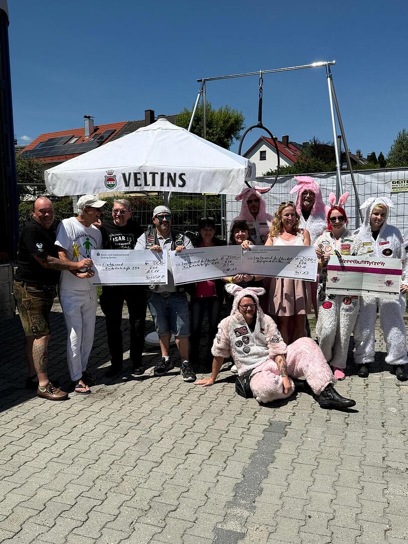 Beim Event "Wir f&uuml;r Kids" in Ebersberg &uuml;bergab der Isar 13 &ndash; Biker helfen e. V Spendenschecks in H&ouml;he von insgesamt 7500 Euro.