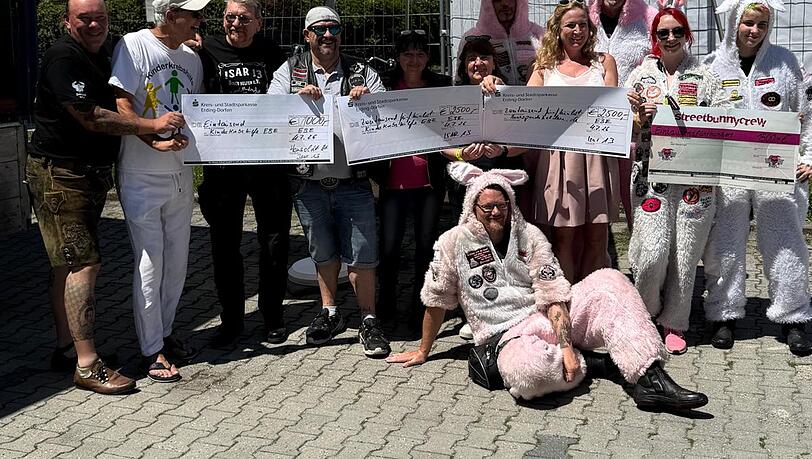 Beim Event "Wir für Kids" in Ebersberg übergab der Isar 13 – Biker helfen e. V Spendenschecks in Höhe von insgesamt 7500 Euro. Beim Event "Wir für Kids" in Ebersberg übergab der Isar 13 – Biker helfen e. V Spendenschecks in Höhe von insgesamt 7500 Euro.