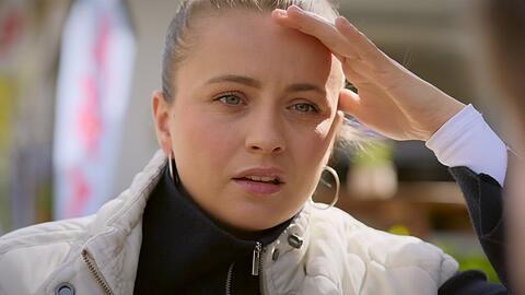 "Alles was z&auml;hlt": Lucie (l.) ist von ihrer Diagnose geschockt.