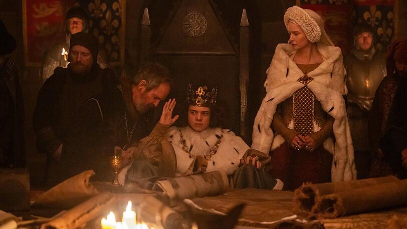 Tom Hollander als Schatzmeister, Woody Norman als König Richard II. und Katherine Waterston als dessen Mutter. Tom Hollander als Schatzmeister, Woody Norman als König Richard II. und Katherine Waterston als dessen Mutter.