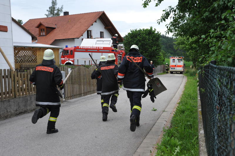 Schrecklicher Unfall bei Weng: Ein Baggerfahrer hat einen Kollegen am Dienstag im niederbayerischen Weng versehentlich in einer Grube verschüttet und dabei schwer verletzt. Das spätere Opfer war in einen 2,20 Meter tiefen Kanalschacht gesprungen, um ein Werkzeug zu holen, wie die Polizei mitteilte. Der Baggerfahrer merkte dies nicht und leerte seine Schaufel in der Baugrube. Deren Seitenwände stürzten ein und begruben den Arbeiter. Die Bilder
