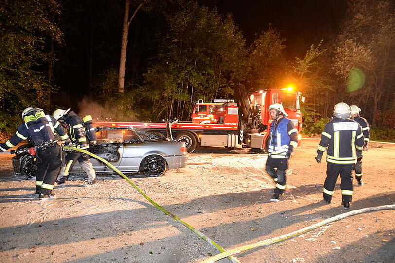 Auf der B 306 bei Siegsdorf brannte ein BMW-Cabrio völlig aus. Der Fahrer konnte sich in letzter Sekunde retten. Die Bilder vom Feuerwehreinsatz.