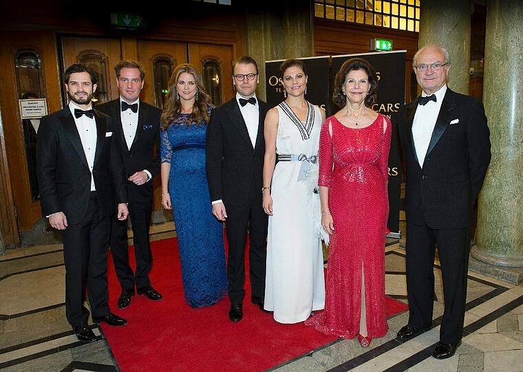 Die ganze Königsfamilie im Oscar-Theater in Stockholm, in dem zu Ehren Königin Silvias die Show "A Night for Our Queen" gegeben wurde. Von links: Schwedens Prinz Carl Philip, Christopher O'Neill und seine Frau Prinzessin Madeleine, Prinz Daniel und Ehefrau Kronprinzessin Victoria, Königin Silvia und König Carl Gustaf.