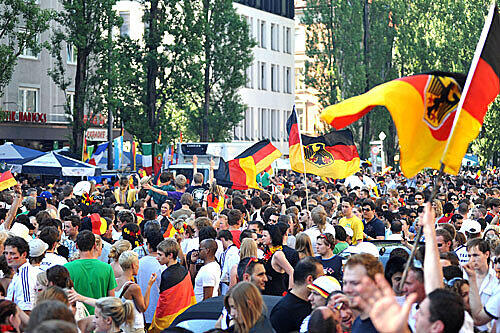 Public Viewing auf der Leopoldstraße: Die WM 2014 in Brasilien startet. So schön war's das letzte Mal...