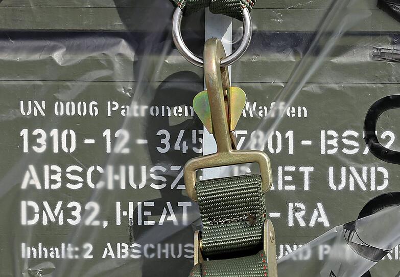 Kisten mit Waffen und Munition der Bundeswehr warten am 24.09.2014 auf ihre Verladung auf dem Flughafen Leipzig/Halle in Schkeuditz (Sachsen). Mit dieser ersten Maschine mit Panzerfäusten, Gewehren und Munition beginnen die deutschen Waffenlieferungen für den Kampf gegen die Terrormiliz Islamischer Staat (IS) im Irak.