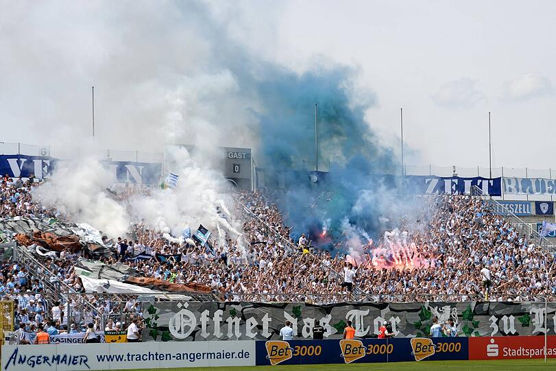 1860 Fans zünden Bengalos im eigenen Stadion.