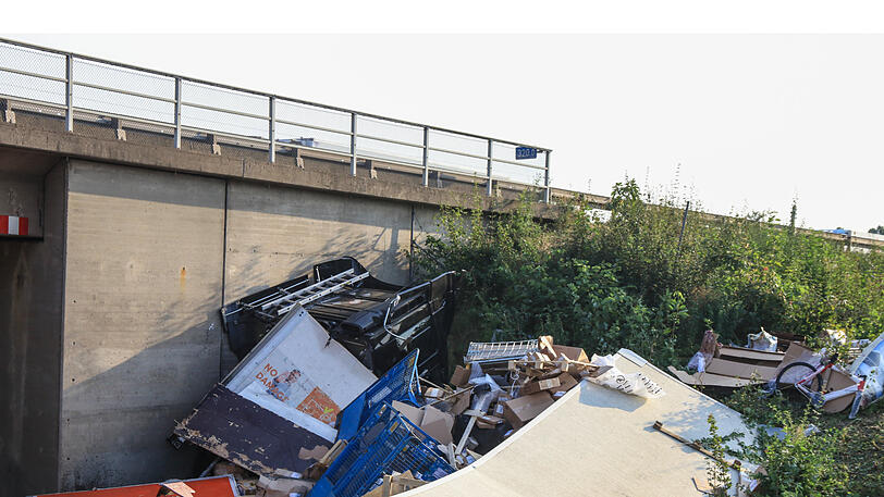 Der Lastwagen wurde komplett zerstört, der Fahrer mit schweren Verletzungen ins Krankenhaus gebracht. Die Bilder vom Unfallort.