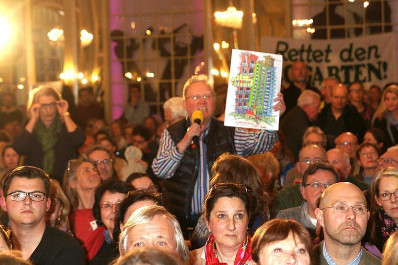 Die Veranstaltung in der Theaterfabrik war gut besucht, die Stimmung teils ziemlich aufgeheizt.