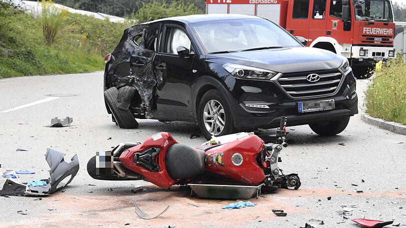 Der Motorradfahrer ist in die rechte Seite des Autos gekracht und noch am Unfallort gestorben.