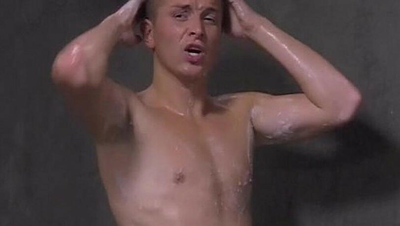 Aaron Troschke unter der Dusche Aaron Troschke unter der Dusche