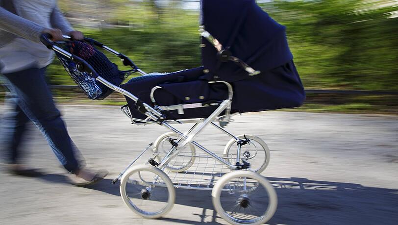 Der Lkw-Fahrer übersah die Mutter mit dem Kinderwagen. (Symbolbild) Der Lkw-Fahrer übersah die Mutter mit dem Kinderwagen. (Symbolbild)