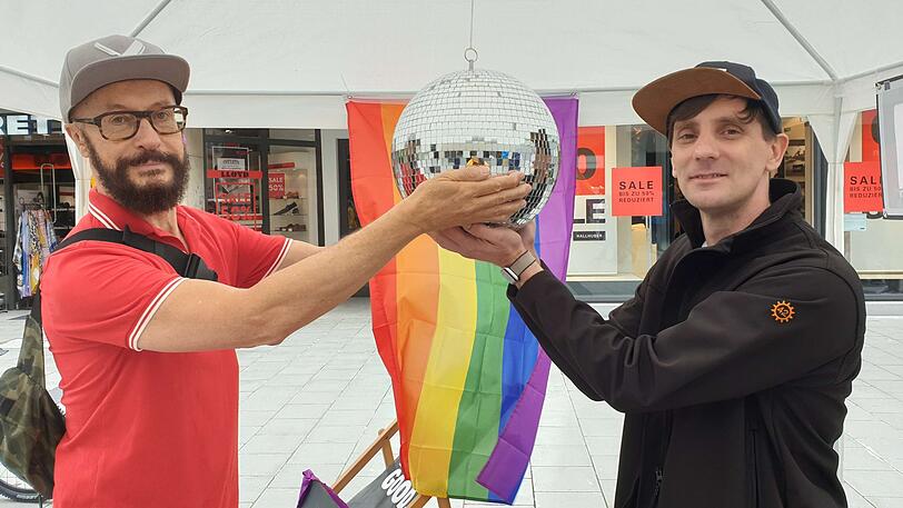 Ken Koch (links) und Markus Wittig unter der Discokugel vom NY.Club.