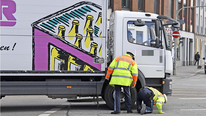 Der Fußgänger wurde vom Lkw erfasst und schwer verletzt. Wenig später stirbt der 87-Jährige im Krankenhaus.