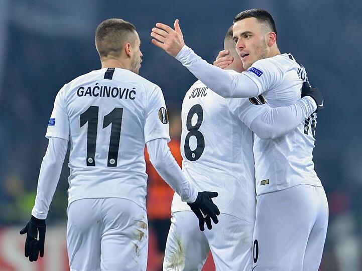 Torjubel der Frankfurter Spieler. Die Eintracht hat sich 2:2 von Schachtjor Donezk getrennt.