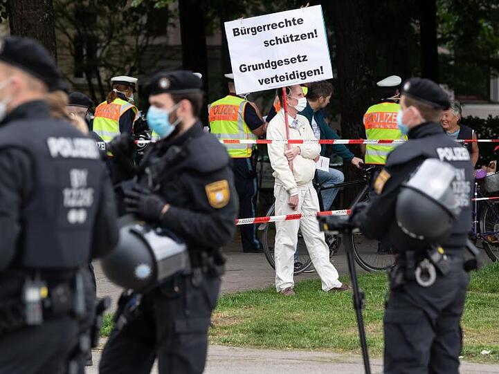Ein Demonstrant gegen Anti-Corona-Maßnahmen steht am Rand der Theresienwiese. Foto: Sven Hoppe/dpa/Archivbild