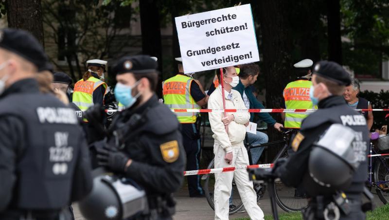 Ein Demonstrant gegen Anti-Corona-Maßnahmen steht am Rand der Theresienwiese. Foto: Sven Hoppe/dpa/Archivbild Ein Demonstrant gegen Anti-Corona-Maßnahmen steht am Rand der Theresienwiese. Foto: Sven Hoppe/dpa/Archivbild