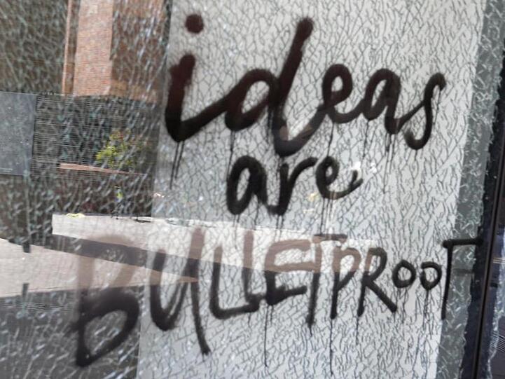 "Ideen sind kugelfest": Ein Graffiti der Demonstranten an einem zersplitterten Fenster.