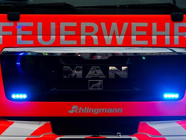 Ein Blick auf einen Einsatzwagen der Feuerwehr. Foto: Mohssen Assanimoghaddam/dpa/Archivbild