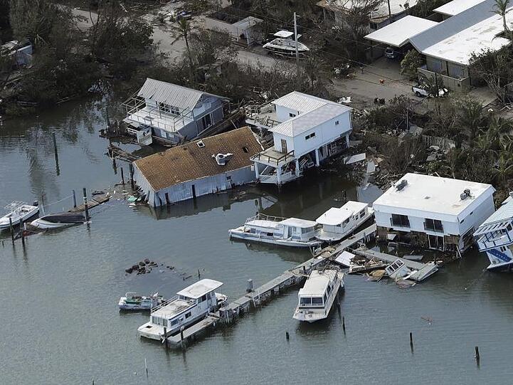 Stark beschädigte Häuser und Boote. Mit Urgewalt war Hurrikan "Irma" 2017 über Florida hinweggezogen und hatte schwere Überflutungen und Sturmschäden mit sich gebracht.