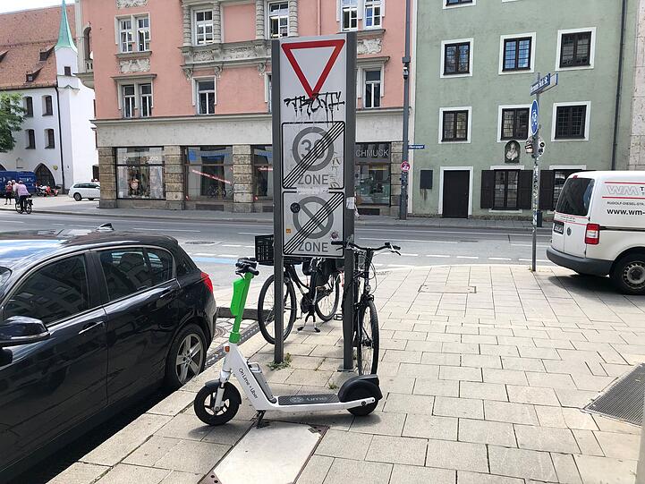 Sollte eigentlich nicht sein: Ein E-Scooter auf dem Gehweg in der Hermann-Sack-Straße.