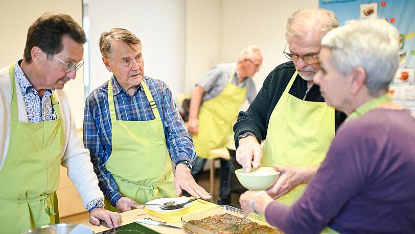 In einer Lehrküche begegnen sich in Ludwigshafen einmal im Monat Männer, die mehr verbindet als Kochen.