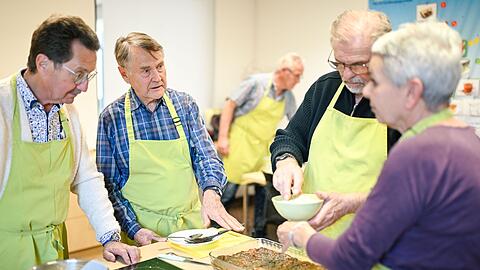 In einer Lehrküche begegnen sich in Ludwigshafen einmal im Monat Männer, die mehr verbindet als Kochen.