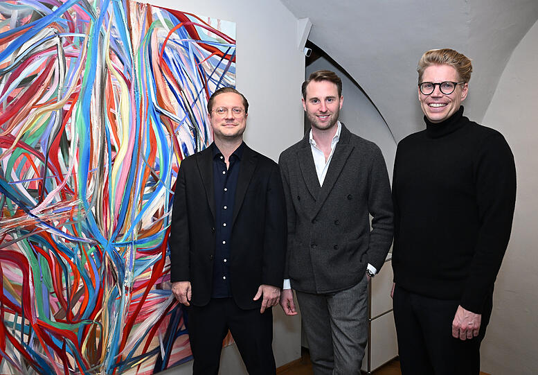 Galeristen und Gastgeber Constantin Hemmerle, Tim Aum&uuml;ller und Bj&ouml;rn Gerstner