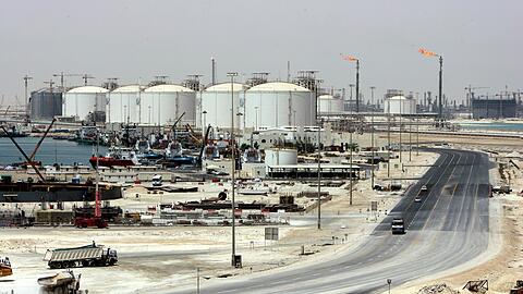Die Gasanlage im Industriegebiet von Ras Laffan in Katar ist nach Angriffen stark besch&auml;digt.