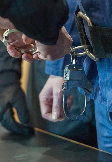 Die Richter haben weitreichende Sicherheitsvorschriften gegen die mutmaßlichen Schwerverbrecher erlassen. Ein Antrag auf Abnahme der Fußfesseln wurde abgewiesen.