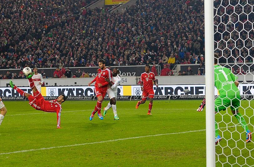 Traumtor: Thiago (l.) vom FC Bayern München trifft zum 2:1-Sieg gegen den VfB Stuttgart.
