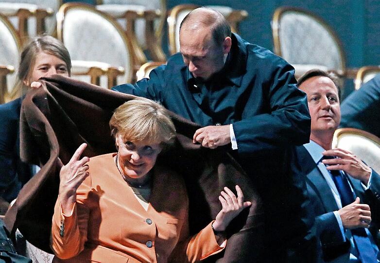 Kavalier Wladimir Putin: Die britische Tageszeitung "The Times" hat Angela Merkel wegen ihrer Vermittlerrolle zwischen Ost und West zur Person des Jahres 2014" gekürt. Foto: Yuri Kochetkov