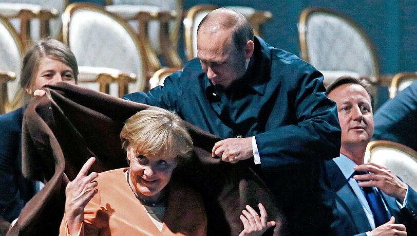 Kavalier Wladimir Putin: Die britische Tageszeitung "The Times" hat Angela Merkel wegen ihrer Vermittlerrolle zwischen Ost und West zur Person des Jahres 2014" gekürt. Foto: Yuri Kochetkov Kavalier Wladimir Putin: Die britische Tageszeitung "The Times" hat Angela Merkel wegen ihrer Vermittlerrolle zwischen Ost und West zur Person des Jahres 2014" gekürt. Foto: Yuri Kochetkov
