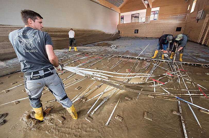 Aufräumen nach dem Hochwasser: Nasser Müll, Schlamm und Wasser soweit das Auge reicht. Die Bilder aus Simbach am Inn, Triftern und weiteren Gemeinden.