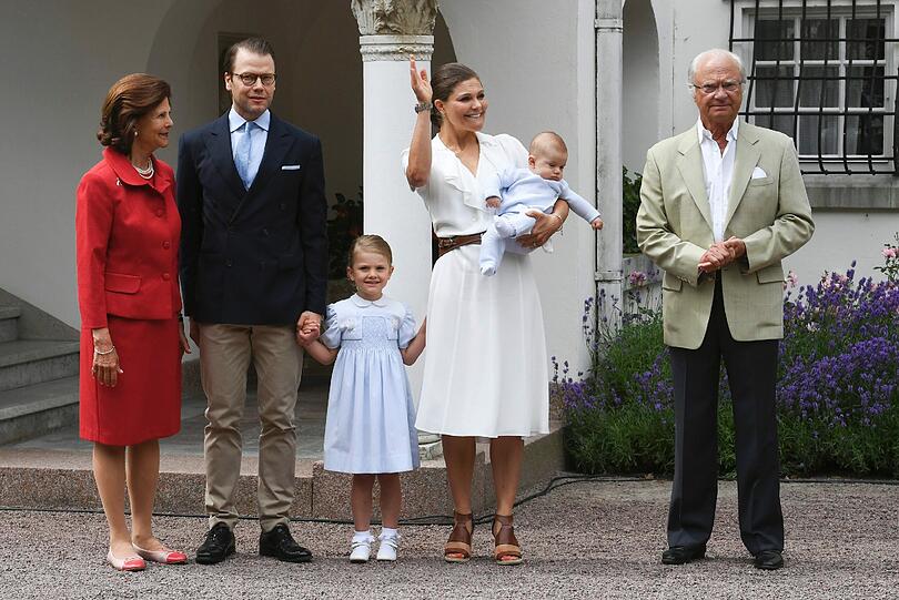 Sie mussten etwas länger warten als sonst - König Carl XVI. Gustaf (70) entschuldigte das: Bei Familien mit kleinen Kindern dauere es einfach länger, bis alle soweit seien.